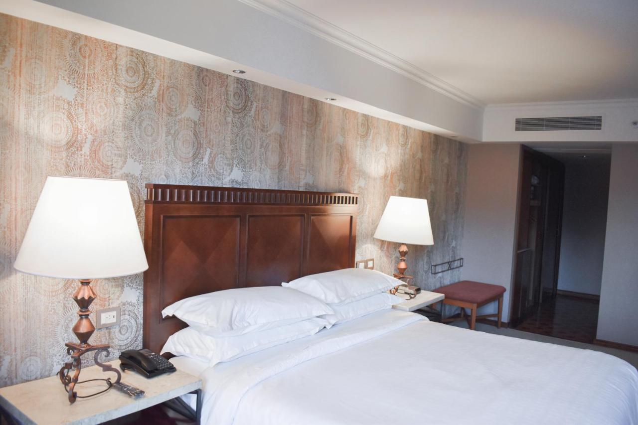 Sheraton Pilar Hotel & Convention Center Екстер'єр фото